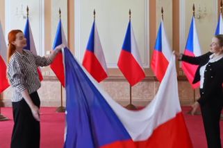 Babišova zrzka žehlí trapas s vlajkou: Její omluvě se lidé vysmáli